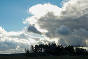 Am Dezemberhimmel sind dunkle Wolken zu sehen
