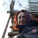 Frau klettert die Leiter zu einem Hochsitz hinauf