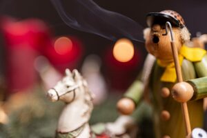 Räuchermännchen und Schaukelpferd