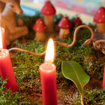 Ein Adventsgesteck mit vier Kerzen