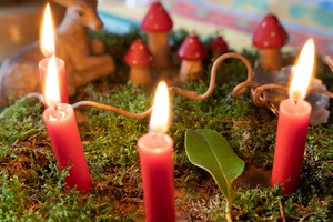 Ein Adventsgesteck mit vier Kerzen