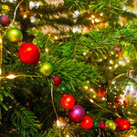 Bild von Weihnachtskugeln und Weihnachtsbeleuchtung