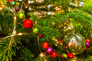 Bild von Weihnachtskugeln und Weihnachtsbeleuchtung